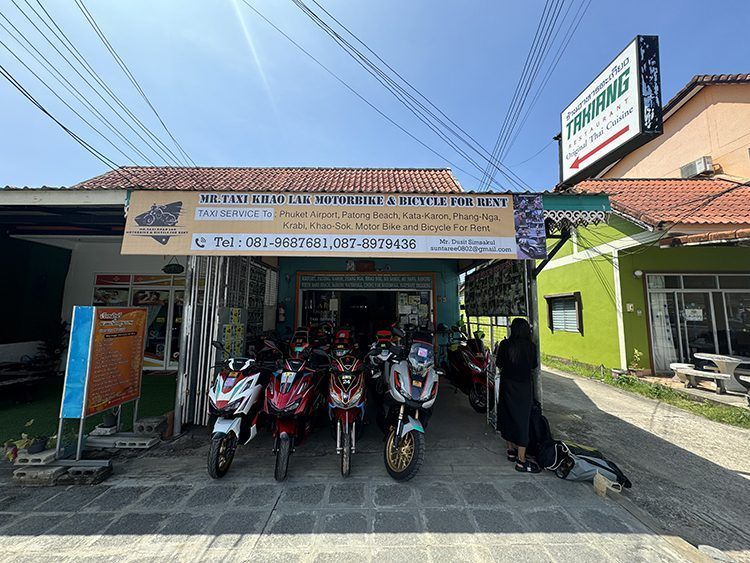 alquilar moto en khao lak