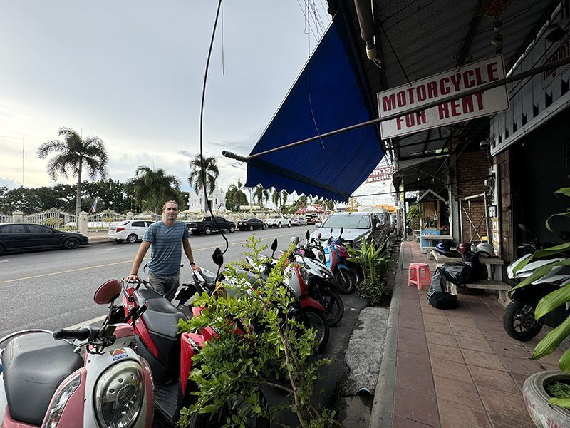 alquilar moto surat thani