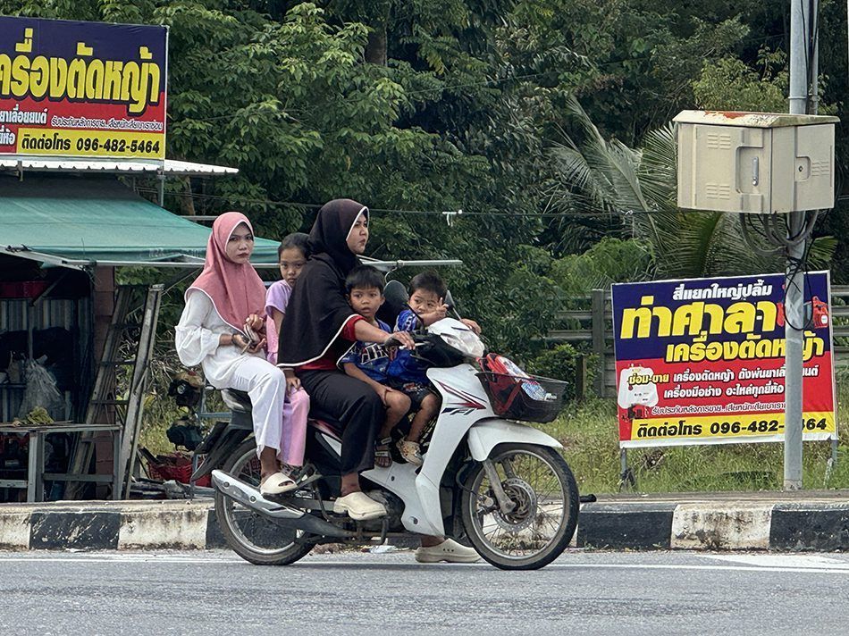Familia conduciendo sin casco