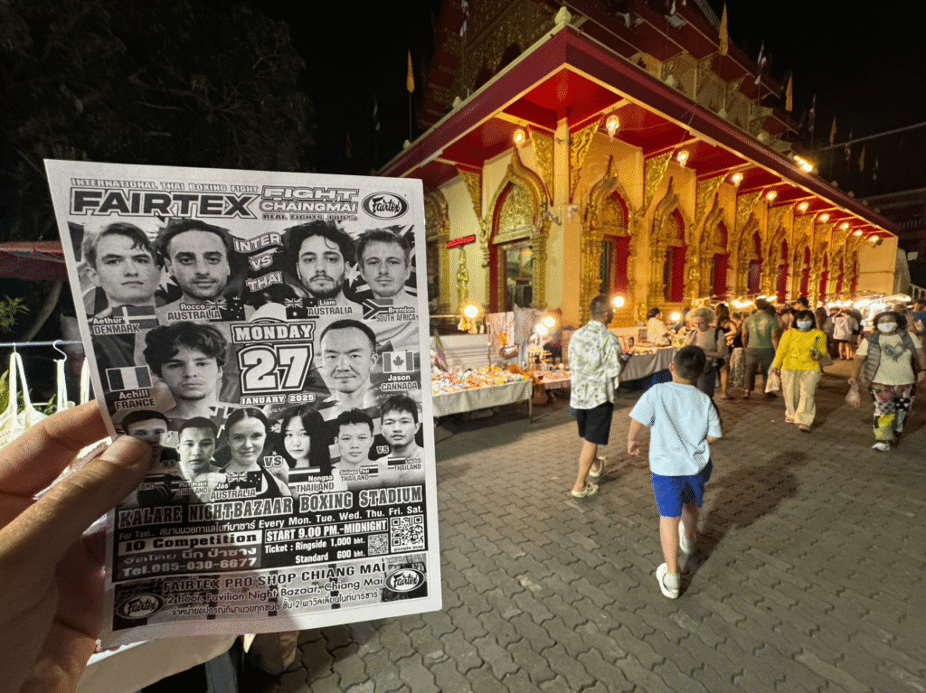 Centro de Chiang Mai con el cartel de la pelea de muay thai