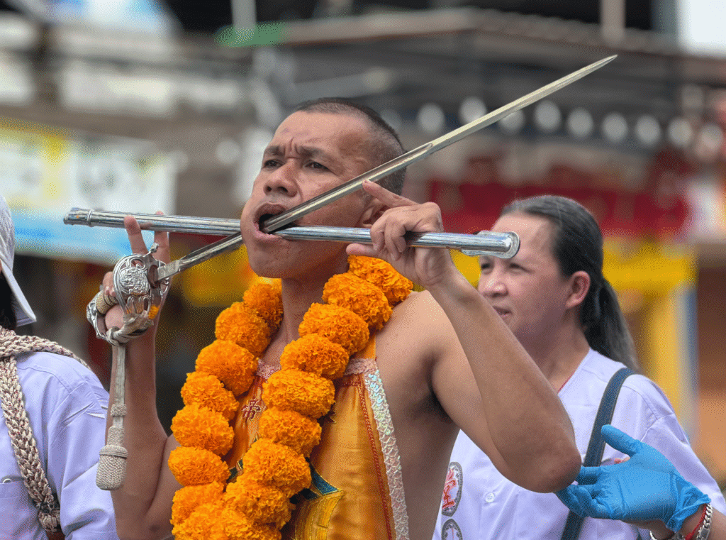 tailandes con espadas en la boca en el Festival Vegetariano de Taillandia