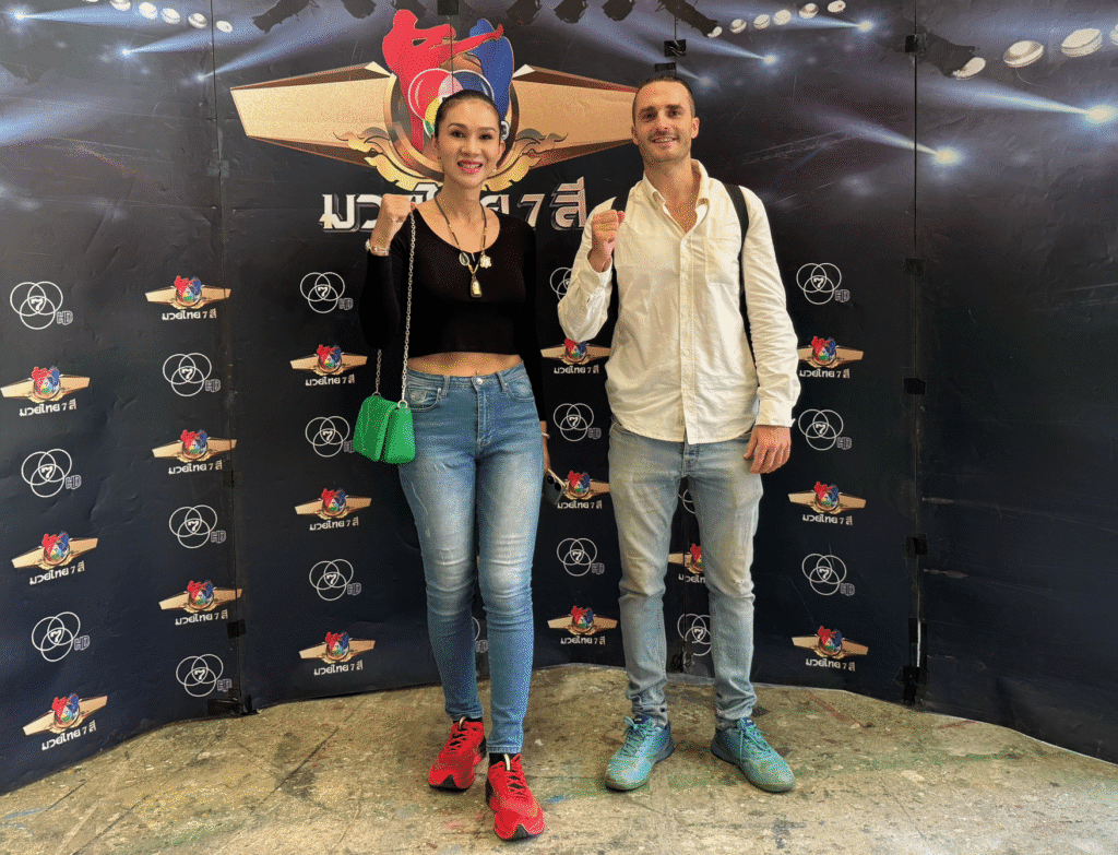 Nong Toom, luchadora de muay thai transexual en el estadio de muay thai en Bangkok