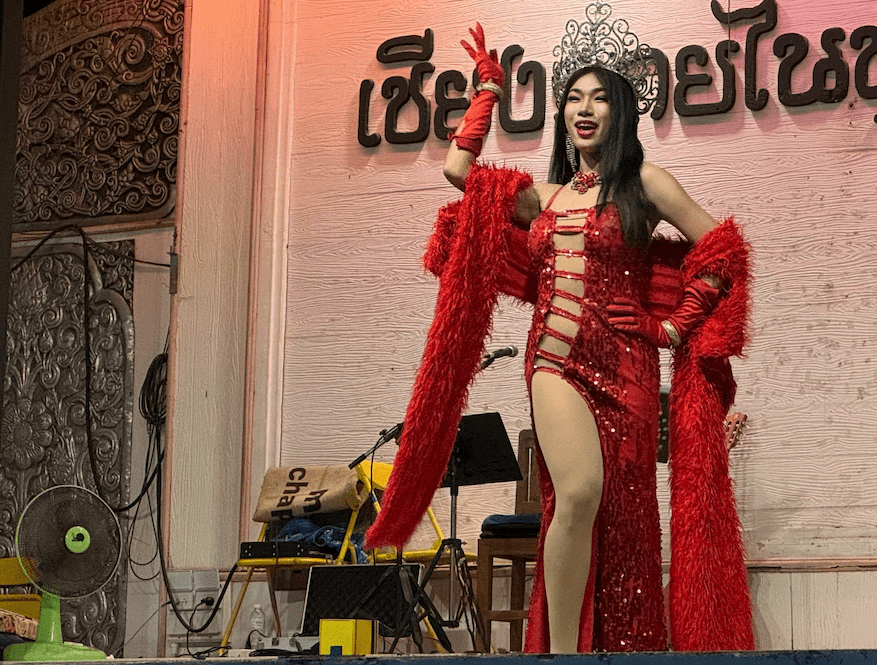 mujer tailandesa bailando en Chiang Rai