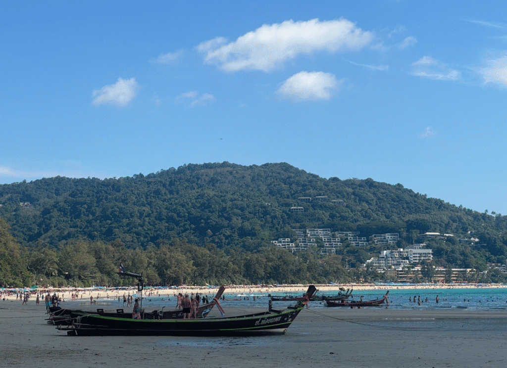 La playa de Kata Beach (Phuket) en temporada baja