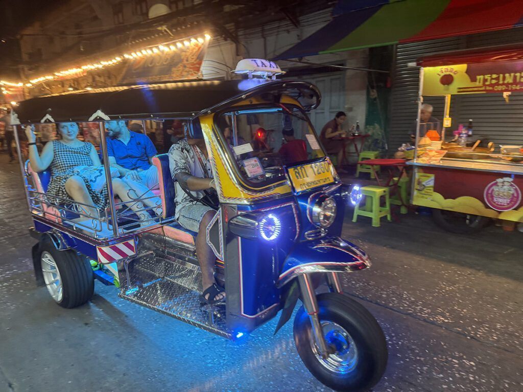 farang en un tuk tuk de tailandia