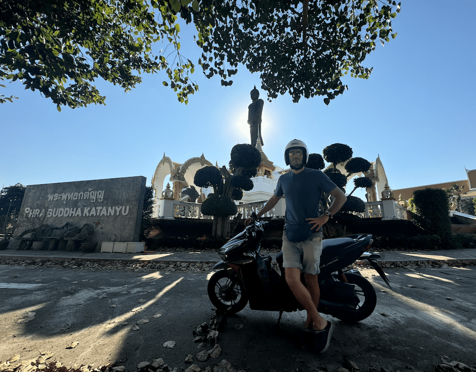 alquilar moto lopburi tailandia