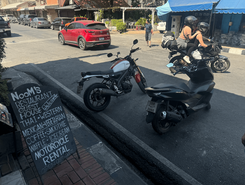 alquilar moto lopburi Noom guest house