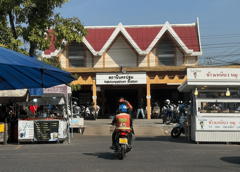 como llegar a nakhon pathom