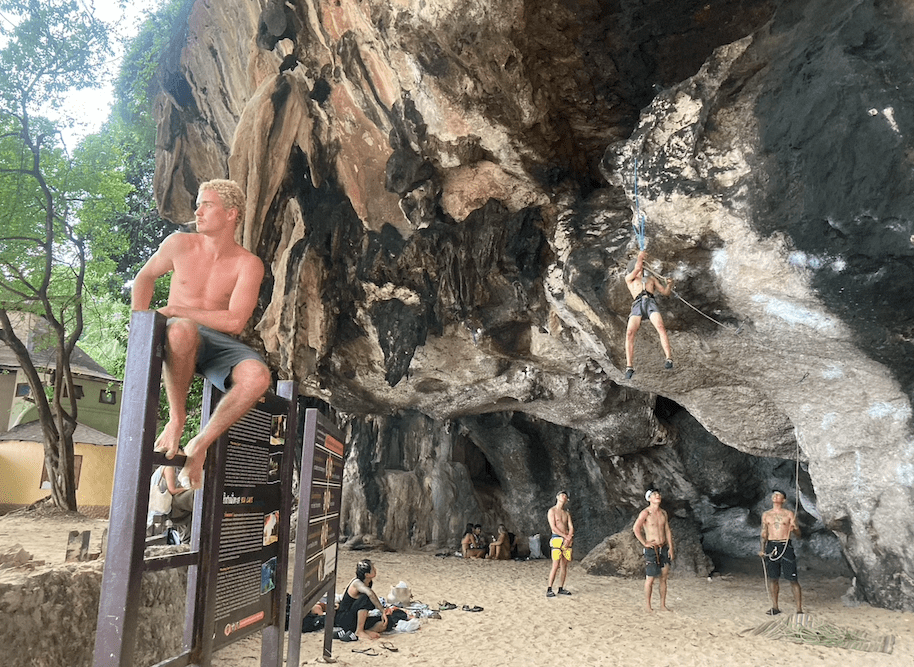 Escaladores en la playa de Phra Panang
