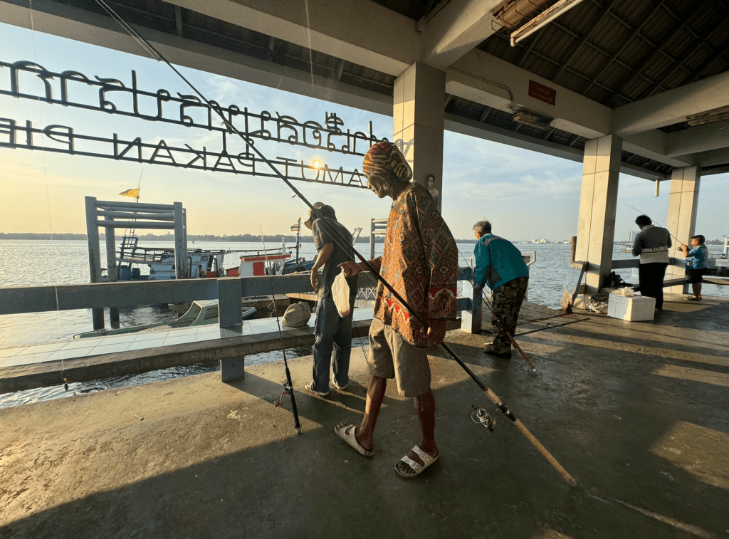 Pescadores en el Muelle de Samut Prakan